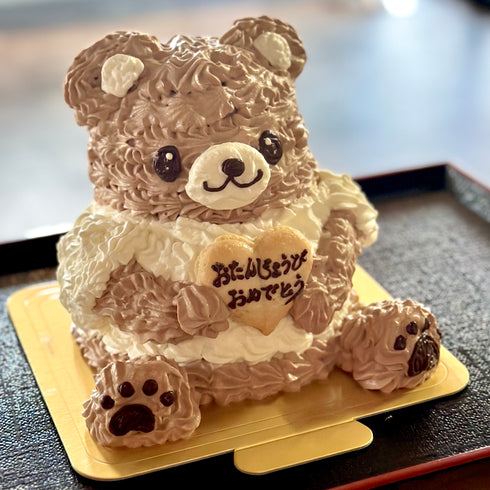 立体的なくまのケーキ。ななめ上、正面から撮影した写真。